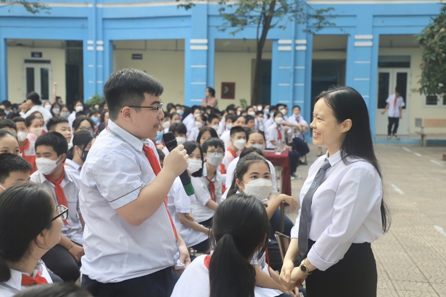 Luật sư Phạm Thị Bích Hảo (Đoàn Luật sư Hà Nội) tuyên truyền pháp luật cho học sinh tại trường THCS Lương Yên (quận Hai Bà Trưng)