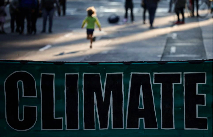 Em bé bỏ chạy khi các nhà hoạt động về biến đổi khí hậu biểu tình phản đối bên ngoài trụ sở BlackRock trước thềm Hội nghị Biến đổi khí hậu của Liên hợp quốc năm 2021 (COP26), ở San Francisco, California, Hoa Kỳ (29/10/2021). Ảnh: REUTERS