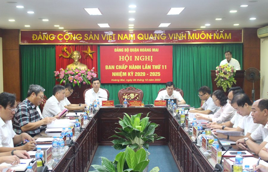 Bí thư Quận ủy Nguyễn Quang Hiếu phát biểu tại Hội nghị. Ảnh HM