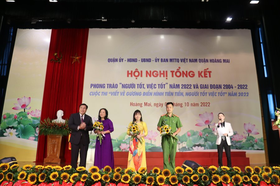 Bí thư Quận ủy Nguyễn Quang Hiếu trao tặng phần thưởng cho các cá nhân, tập thể đạt thành tích xuất sắc. Ảnh: Thành Hưng