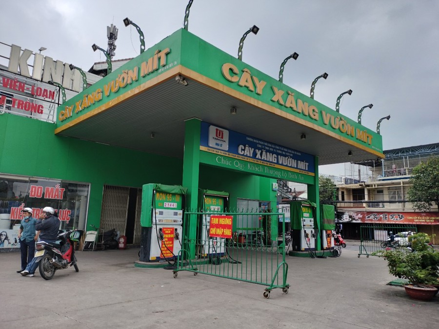 Một cây xăng tại trung tâm TP Biên Hòa kéo cổng rào hạn chế lượng khách hàng