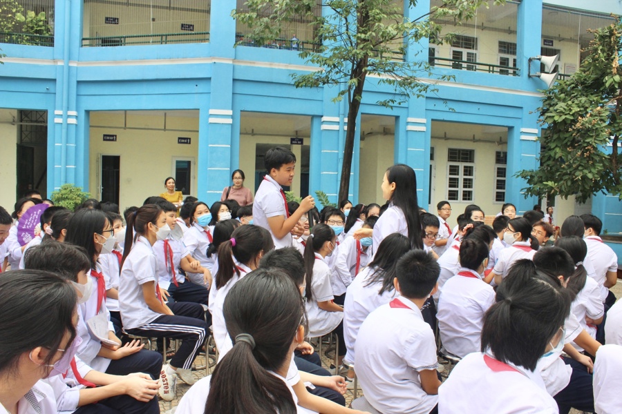 Luật sư Phạm Thị Bích Hảo tuyên truyền pháp luật phòng, chống xâm hại trẻ em trên không gian mạng; phòng, chống bạo lực trẻ em tại trường THCS Lương Yên (quận Hai Bà Trưng)