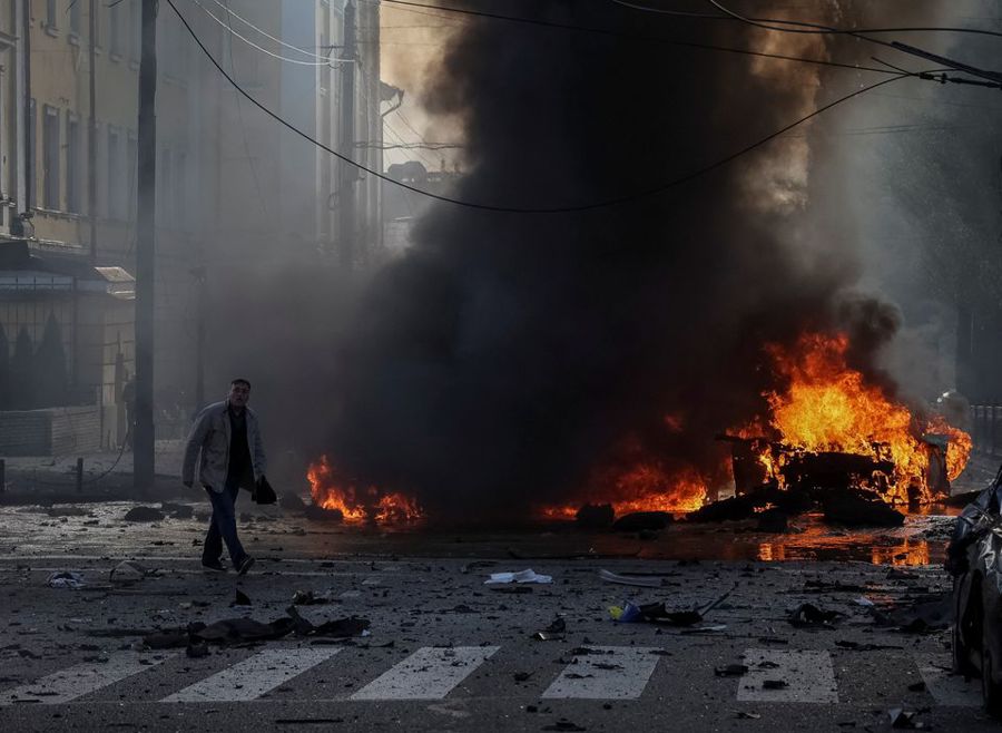 Xe ô tô cá nhân của một người dân bốc cháy sau cuộc tập kích của Nga ở trung tâm thủ đô Kiev, Ukraine, ngày 10/10/2022. Ảnh: Reuters