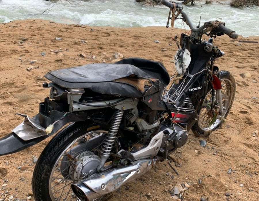 Xe máy của người bị mất tích trong vụ sạt lở ở thủy điện Kà Tinh được tìm thấy.