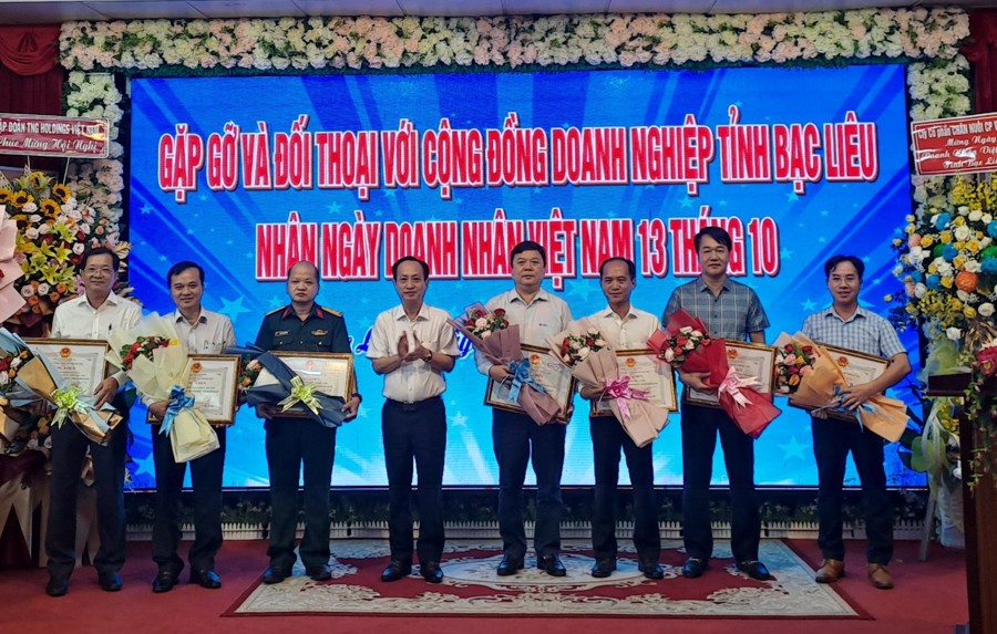 Chủ tịch UBND tỉnh Bạc Liêu trao bằng khen cho 24 doanh nghiệp có nhiều đóng góp năm 2021.