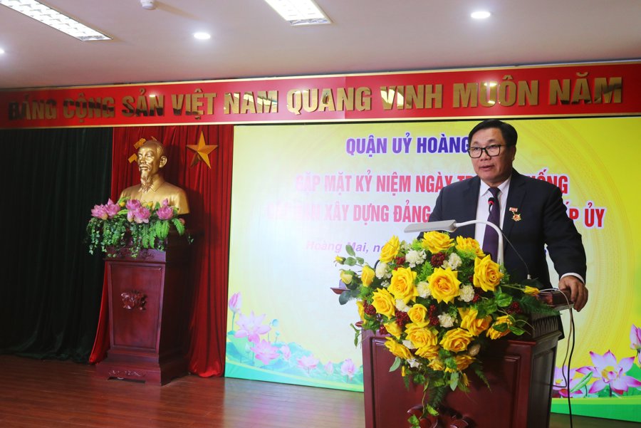 Bí thư Quận ủy, Chủ tịch HĐND quận Hoàng Mai Nguyễn Quang Hiếu phát biểu tại lễ kỷ niệm. Ảnh AT