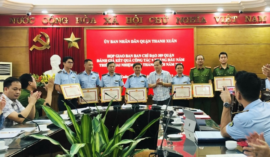 Ban chỉ đạo 389 quận Thanh Xuân khen thưởng đối với các cá nhân có thành tích trong công tác chống buôn lậu, gian lận thương mại và hàng giả