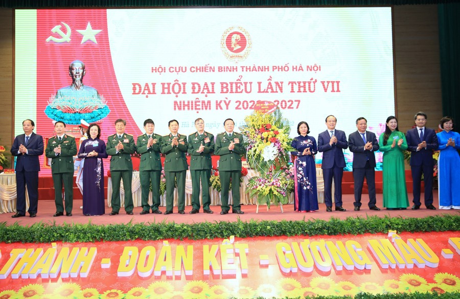 Các đồng chí lãnh đạo TP Hà Nội chúc mừng Đại hội. Ảnh: Quang Thái. 