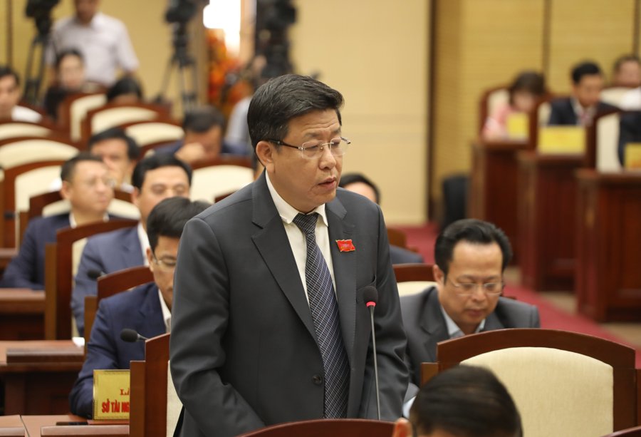 Phó Chủ tịch UBND TP Dương Đức Tuấn trả lời các đại biểu tại phiên giải trình. 