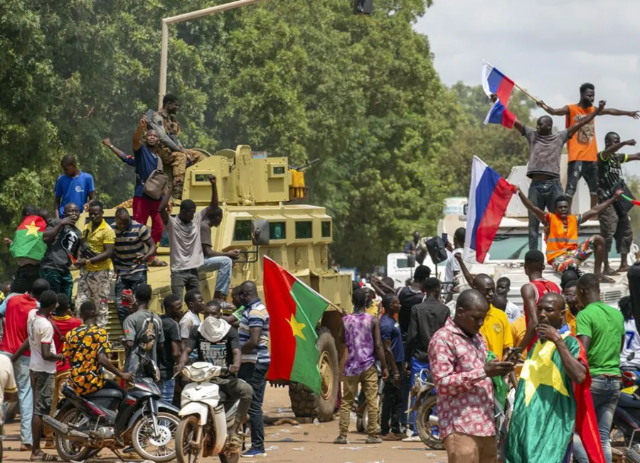 Những người biểu tình tại Burkina Faso vẫy cờ Nga, ngày 4/10/2022. Ảnh: AP