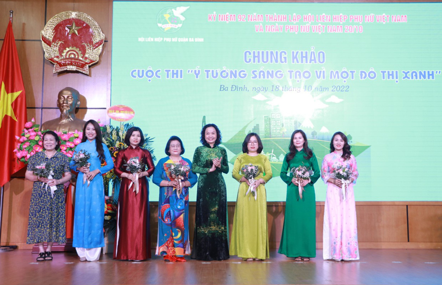 Hội LHPN quận Ba Đình tặng hoa cho các Hội phụ nữ cơ sở tham gia Chung khảo hội thi. 