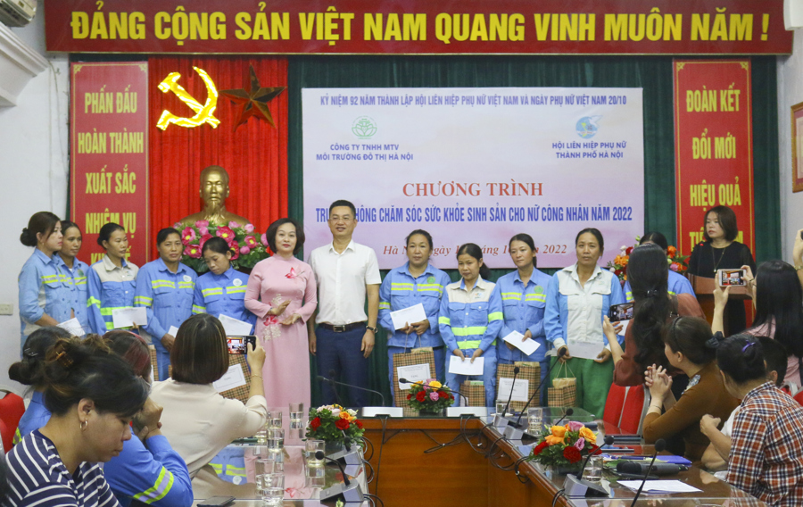 Lãnh đạo Hội LHPN TP Hà Nội và Công ty Môi trường đô thị Hà Nội trao tặng 10 suất quà tới nữ công nhân lao động có hoàn cảnh khó khăn.