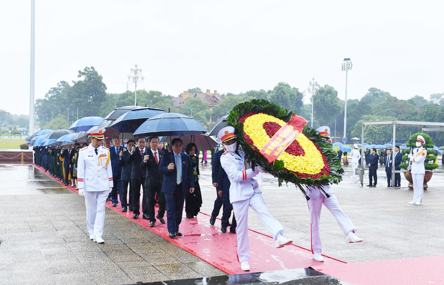 Các đồng chí lãnh đạo Đảng, Nhà nước, Quốc hội, MTTQ Việt Nam, các đại biểu Quốc hội đã đặt vòng hoa và vào Lăng viếng Chủ tịch Hồ Chí Minh. Ảnh: Quochoi.vn