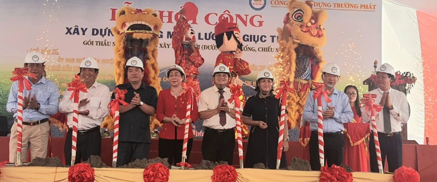 Đại diện lãnh đạo tỉnh Kiên Giang và huyện Châu Thành cùng nhà thầu thực hiện nghi thức khởi công. Ảnh: Hồng Lĩnh