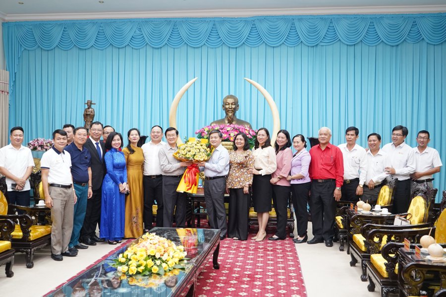 Bí thư Tỉnh ủy tỉnh Bến Tre Lê Đức Thọ trao hoa và chụp ảnh chung với Nguyên Chủ tịch nước Trương Tấn Sang tại Văn phòng Tỉnh ủy Bến Tre.
