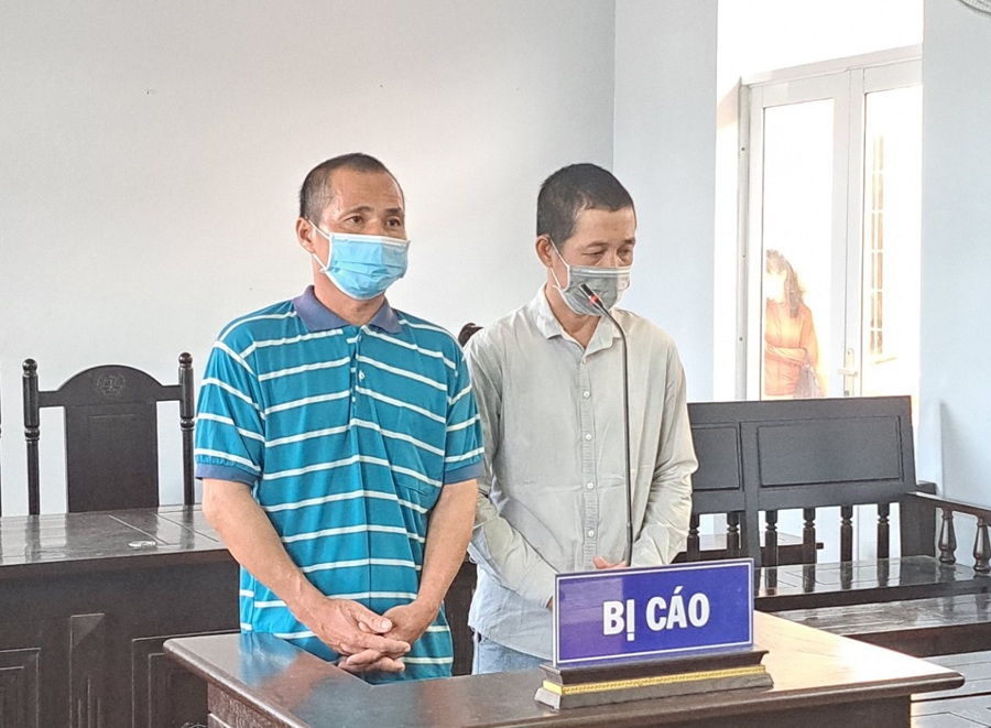 Bị cáo Trần Quốc Việt và Lê Văn Chiến tại tòa. Ảnh Hữu Tuấn.