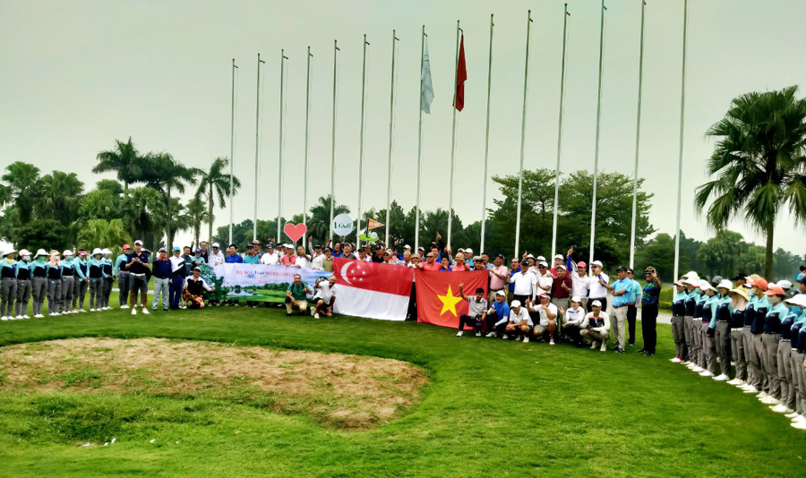 Các golfer người Singapore, Nam Phi đánh giá rất cao “Tuần lễ Giao lưu Văn hóa golf - Hà Nội 2022” do báo Kinh tế & Đô thị và Hiệp hội Du lịch golf Việt Nam đồng tổ chức. Ảnh: AT