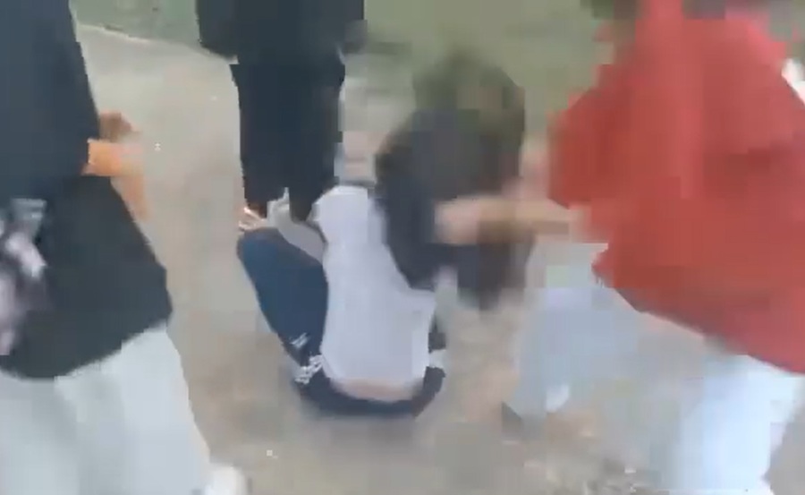 Xóm nữ sinh đánh hội đồng một nữ sinh cùng trường. (ảnh cắt từ clip)