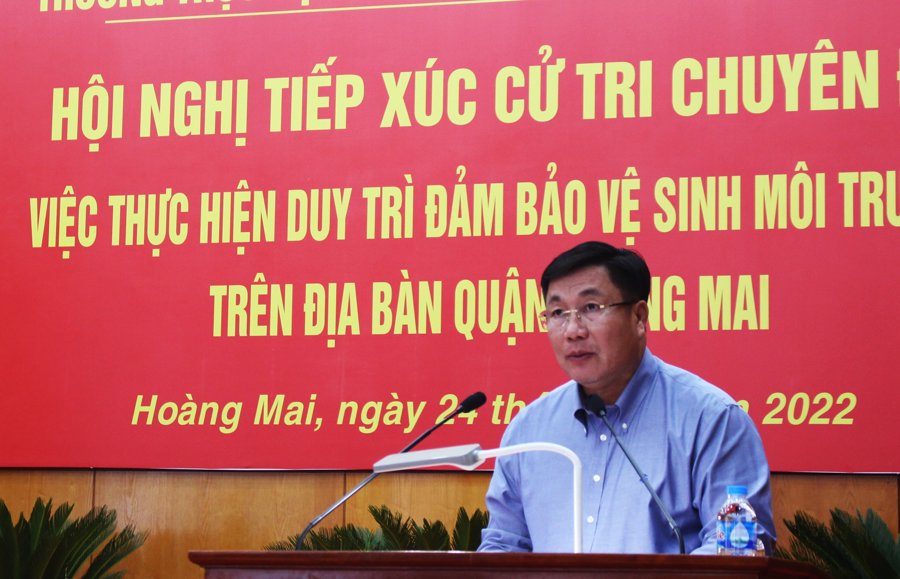 Bí thư Quận ủy, Chủ tịch HĐND quận Hoàng Mai Nguyễn Quang Hiếu phát biểu tại hội nghị tiếp xúc cử tri