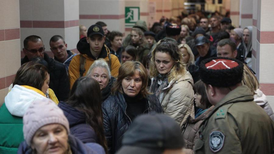 Người dân đến từ Kherson chờ đợi sơ tán bên trong nhà ga xe lửa Dzhankoi ở Crimea vào ngày 21/10/2022. Ảnh: AFP