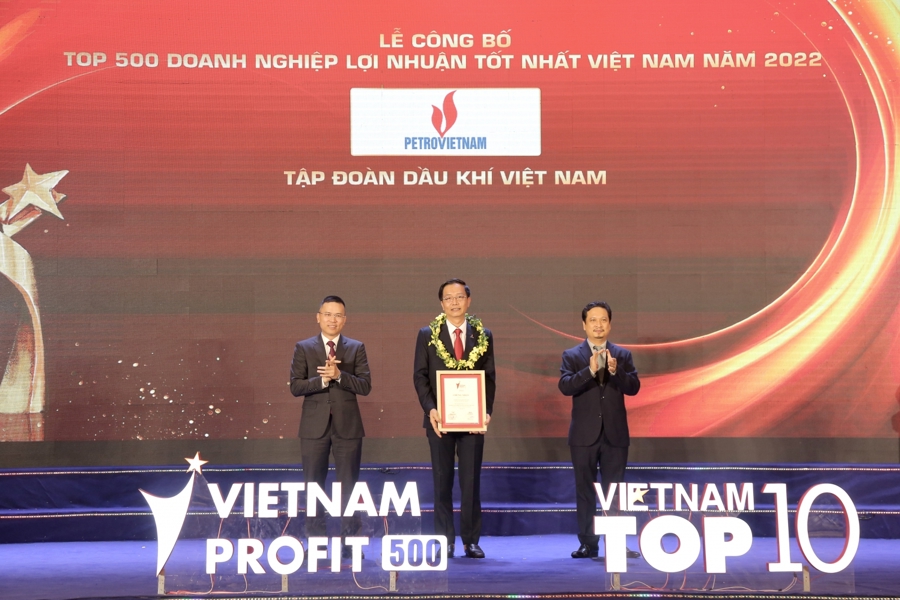 Ông Trần Quang Dũng, Trưởng Ban Truyền thông và Văn hoá doanh nghiệp Petrovietnam, đại diện Tập đoàn nhận vinh danh Doanh nghiệp có lợi nhuận tốt nhất Việt Nam năm 2022.