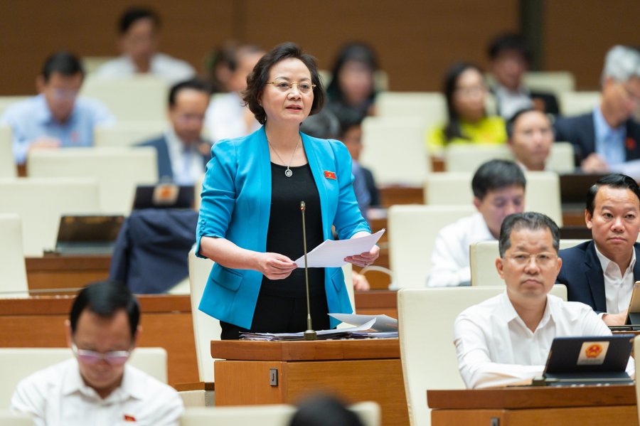Bộ trưởng Bộ Nội vụ Phạm Thị Thanh Trà phát biểu trước Quốc hội