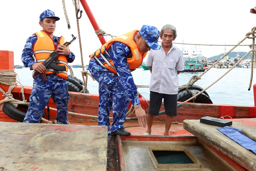 Lực lượng tuần tra BTV Vùng Cảnh sát biển 4 kiểm tàu tàu buôn lậu dầu. Ảnh Cảnh sát biển cung cấp