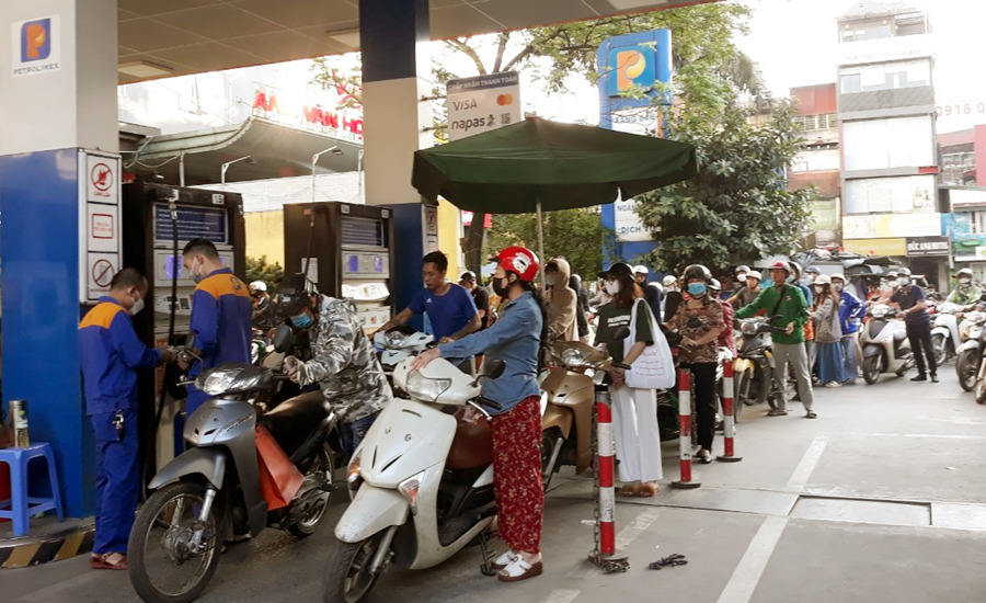 Người dân xếp hàng mua xăng dầu tại cây xăng Nam Đồng chiều ngày 2/11. Ảnh: Hoài Nam