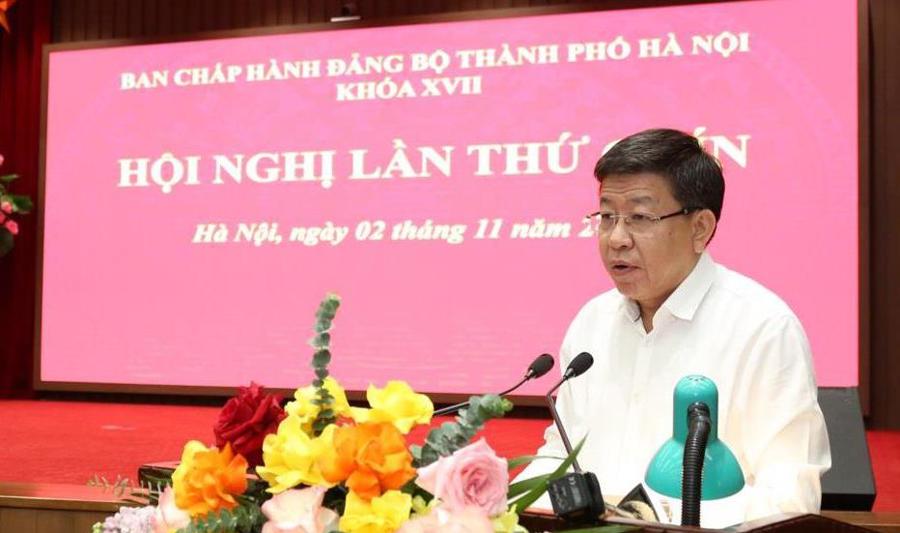 Phó Chủ tịch UBND TP Dương Đức Tuấn trình bày báo cáo về công tác tiêu thoát nước, giải pháp chống úng ngập trên địa bàn TP Hà Nội.