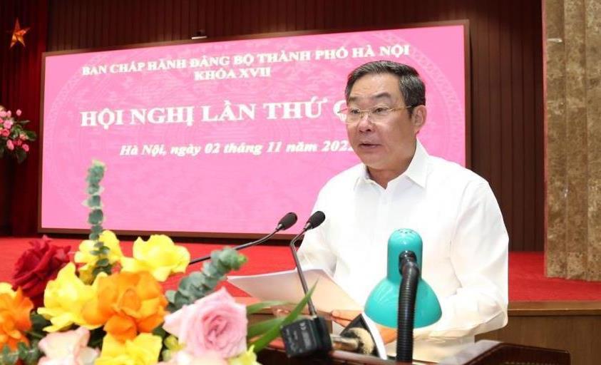Phó Chủ tịch Thường trực UBND TP Lê Hồng Sơn trình bày báo cáo về tình hình nghiên cứu, đề xuất xây dựng Luật Thủ đô (sửa đổi).