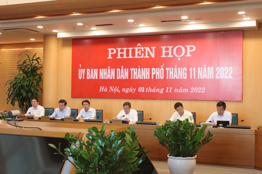 Phó Chủ tịch Thường trực UBND TP Hà Nội Lê Hồng Sơn chủ trì phiên họp. 