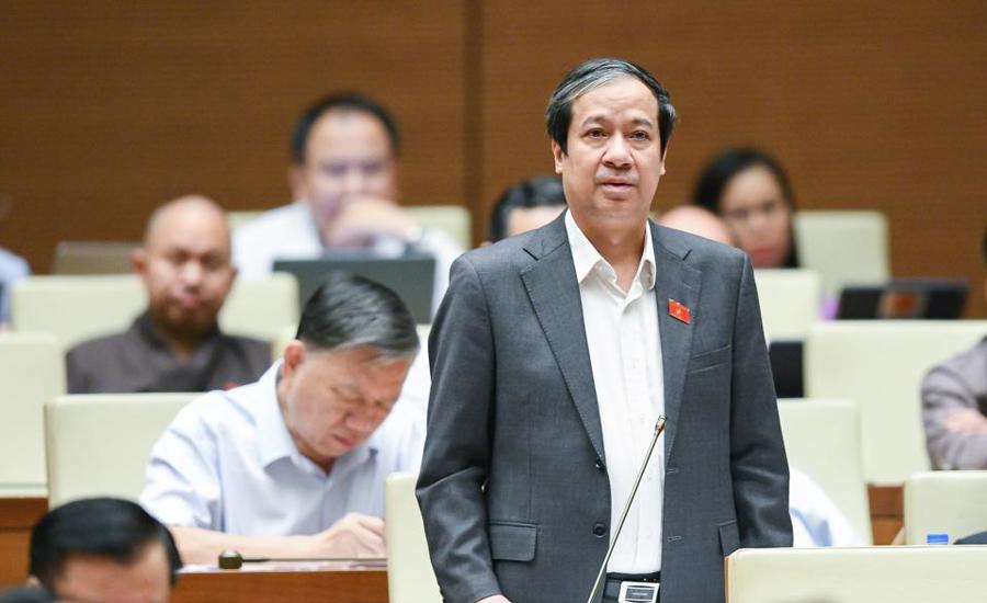 Bộ trưởng Bộ GD&ĐT Nguyễn Kim Sơn giải trình thêm một số vấn đề liên quan đến thiếu chỉ tiêu biên chế giáo viên. Ảnh: Quochoi.vn