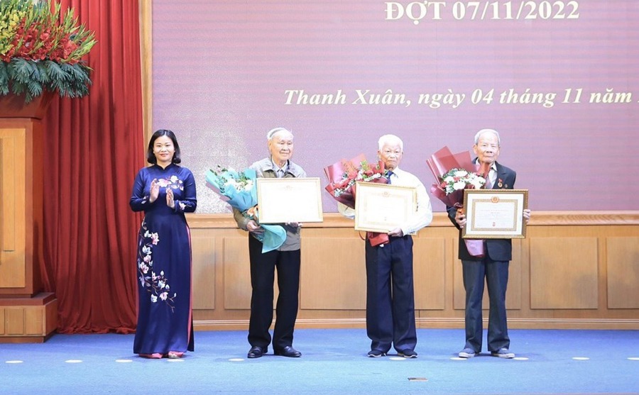 Phó Bí thư Thường trực Thành uỷ Hà Nội Nguyễn Thị Tuyến trao Huy hiệu Đảng cho các đảng viên lão thành quận Thanh Xuân