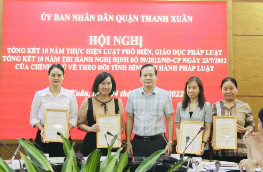  UBND quận Thanh Xuân khen thưởng cho các đơn vị, cá nhân đạt giải cuộc thi “Tìm hiểu pháp luật về ứng xử trên môi trường mạng” trên địa bàn quận