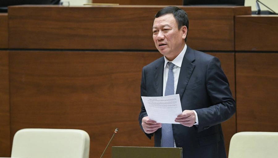 Tổng Thanh tra Chính phủ Đoàn Hồng Phong trả lời đại biểu Quốc hội tại phiên chất vấn sáng 5/11. Ảnh: Quochoi.vn
