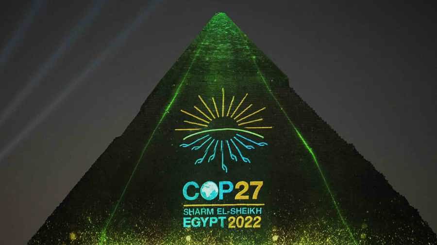 Kim tự tháp Khafre tại khu lăng mộ Giza, Ai Cập, hiển thị hình ảnh quảng bá Hội nghị COP27. Nguồn: AFP