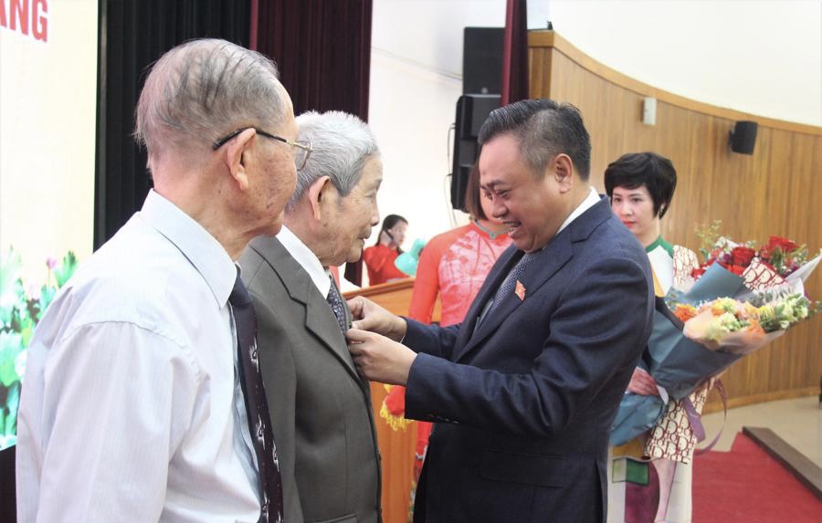 Chủ tịch UBND TP Hà Nội Trần Sỹ Thanh trao Huy hiệu Đảng cho đảng viên lão thành tại quận Long Biên. 