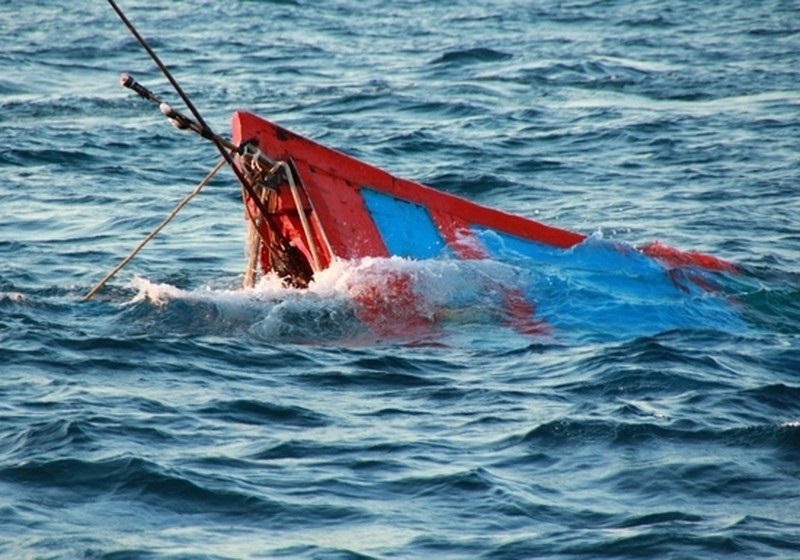 Tàu cá bị chìm khi đang khai thác trên biển (Ảnh minh họa).