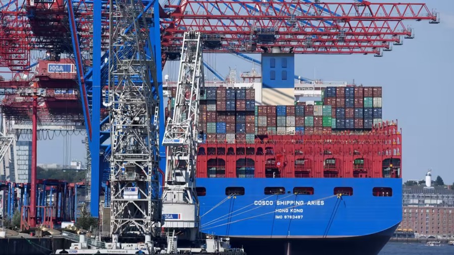 Một tàu container Trung Quốc được dỡ hàng ở Hamburg, Đức. Ảnh: Reuters