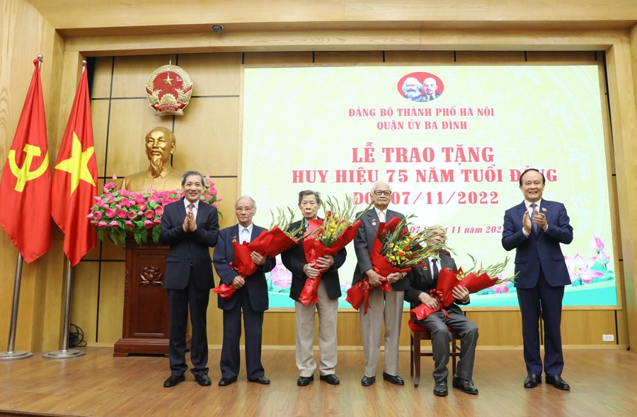 Phó Bí thư Thành uỷ, Chủ tịch HĐND TP Nguyễn Ngọc Tuấn và lãnh đạo quận Ba Đình trao Huy hiệu cho các đảng viên lão thành