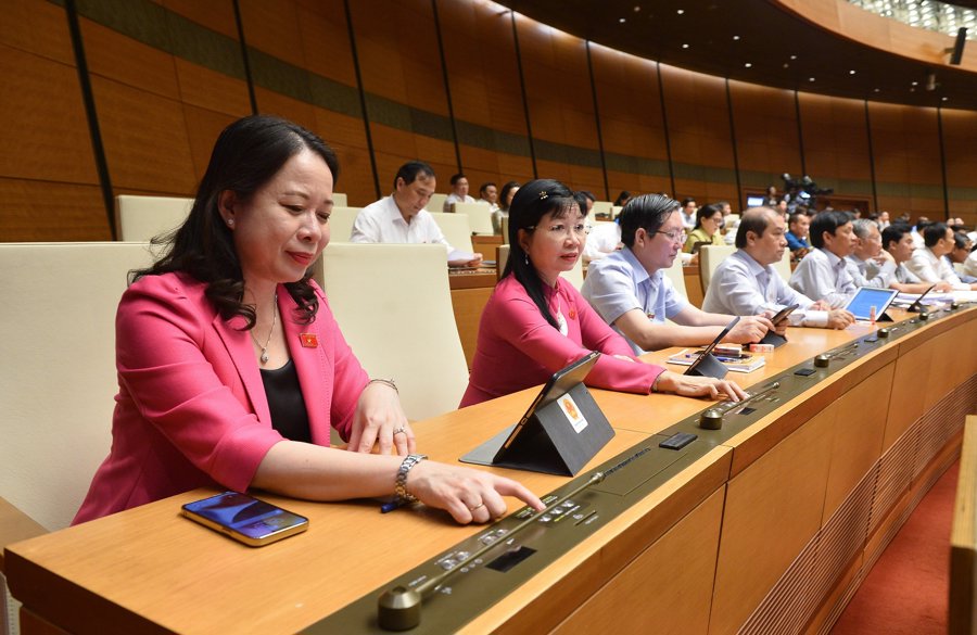 Các đại biểu Quốc hội bấm nút thông qua Luật Thực hành dân chủ ở cơ sở
