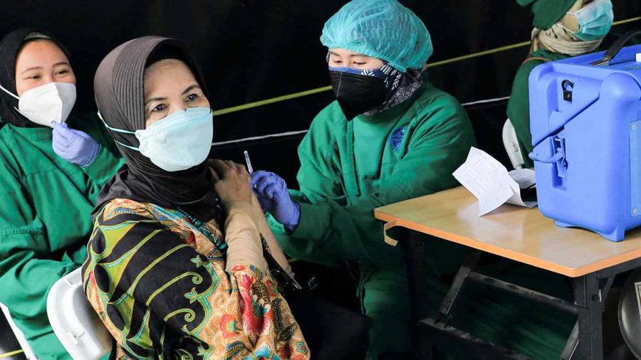 Một phụ nữ được tiêm liều bổ sung vaccine Pfizer ở Jakarta, Indonesia. Ảnh: Reuters