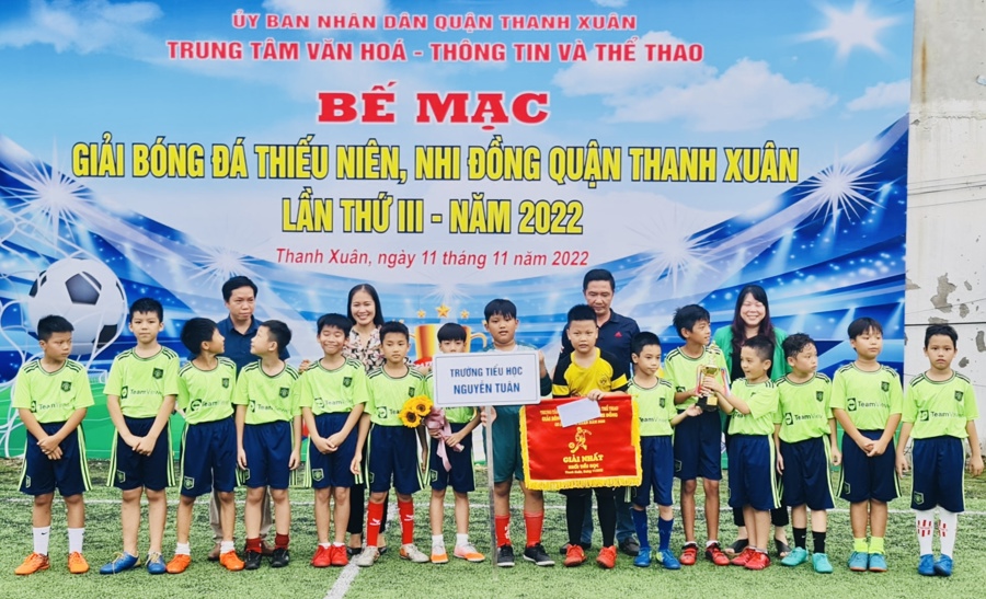 Đội bóng trường Tiểu học Nguyễn Tuân giành chức vô địch khối tiểu học 