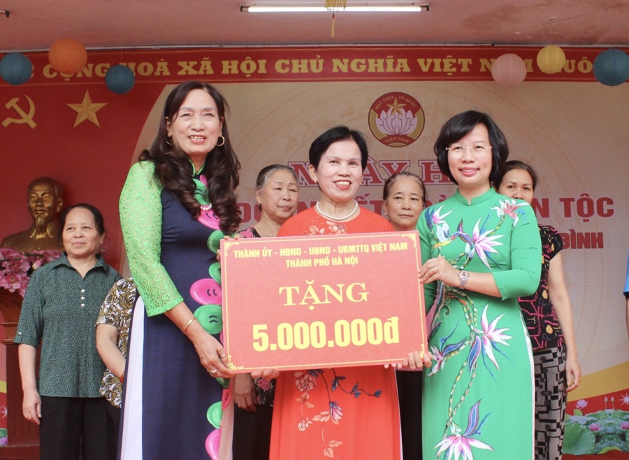 Bí thư Quận uỷ Thanh Xuân Bùi Huyền Mai trao quà tặng 5 triệu đồng của TP Hà Nội cho Ban Công tác mặt trận khu dân cư