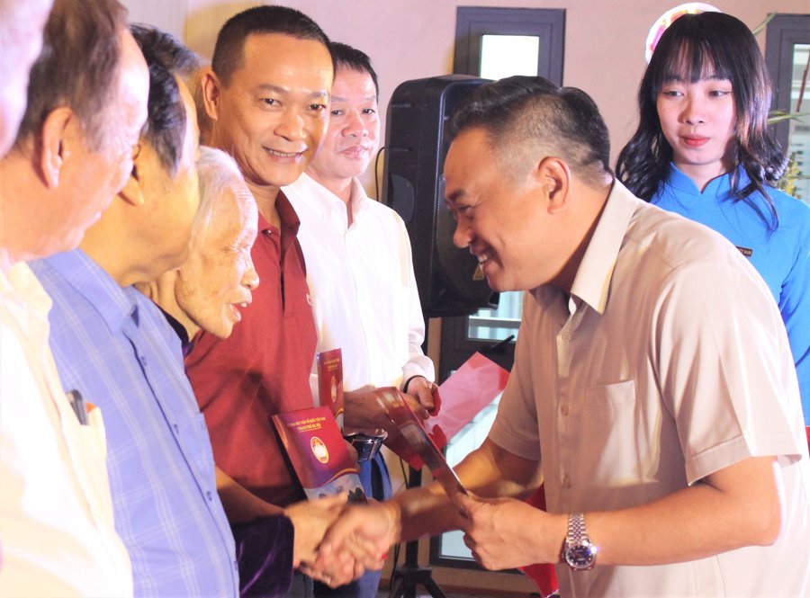Chủ tịch UBND TP Hà Nội Trần Sỹ Thanh trao tặng quà của TP cho các gia đình văn hóa tiêu biểu. 