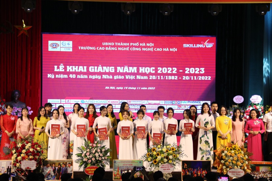 Lễ Khai giảng năm học mới 2022, kỷ niệm 40 năm Ngày nhà giáo Việt Nam (20/11/1982-20/11/2022) của trường Cao đẳng nghề Công nghệ cao Hà Nội. Ảnh: TA