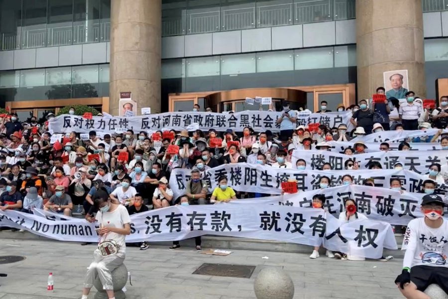 Khách hàng biểu tình phản đối việc đóng băng tiền gửi của các ngân hàng ở tỉnh Hà Nam, Trung Quốc, tháng 7/2022. Ảnh: Reuters
