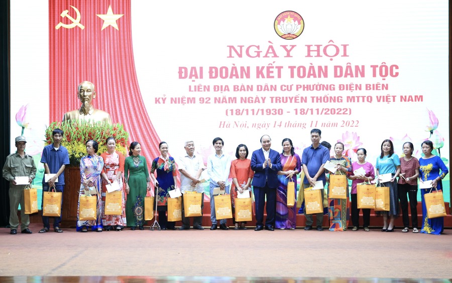 Chủ tịch nước Nguyễn Xuân Phúc trao quà cho các gia đình trên địa bàn phường Điện Biên, quận Ba Đình, TP Hà Nội. 