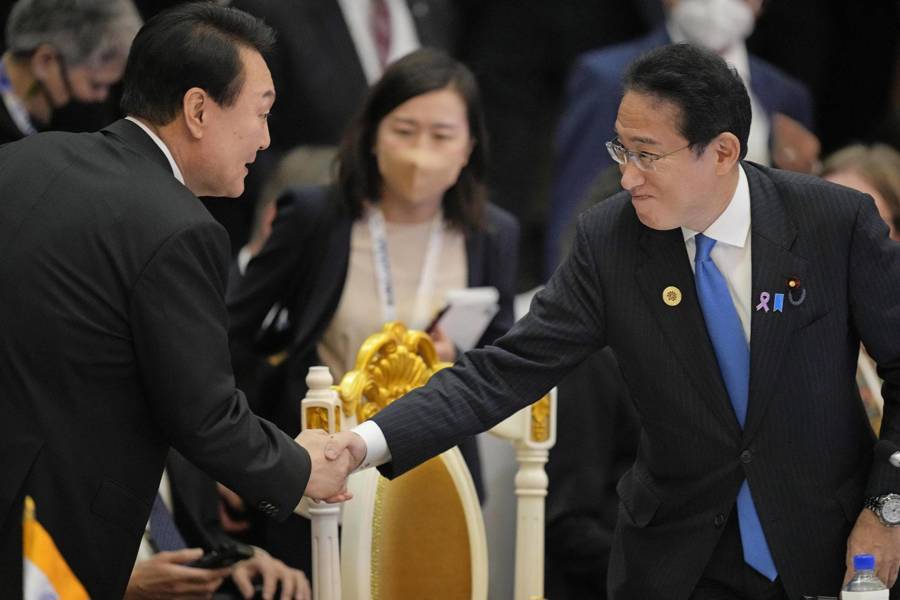 Tổng thống Hàn Quốc Yoon Suk-yeol (trái) bắt tay Thủ tướng Nhật Bản Fumio Kishida, ngày 13/11. Ảnh: AP