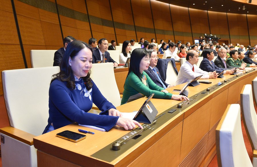 Các đại biểu Quốc hội bấm nút biểu quyết thông qua Nghị quyết Kỳ họp thứ 4, Quốc hội khóa XV. Ảnh: Quochoi.vn